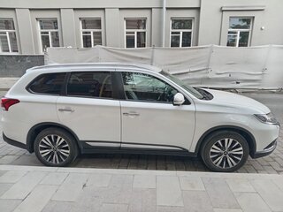 2021 Mitsubishi Outlander III Рестайлинг 3, белый, 2490000 рублей, вид 4