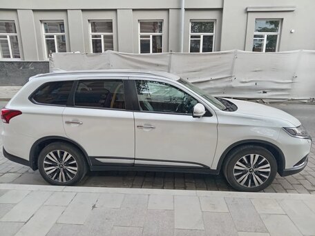 2021 Mitsubishi Outlander III Рестайлинг 3, белый, 2490000 рублей, вид 4