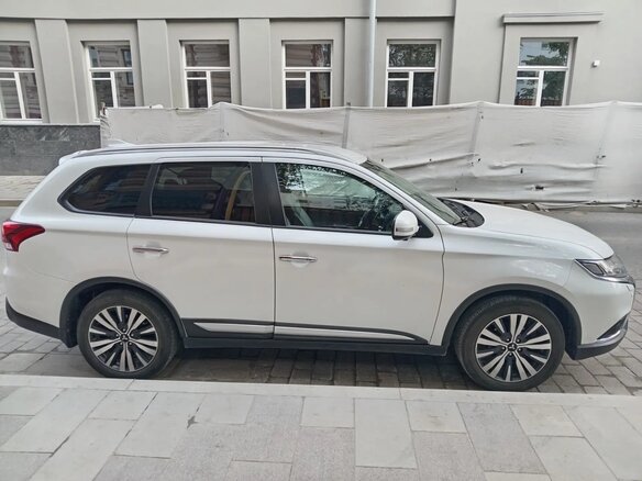 2021 Mitsubishi Outlander III Рестайлинг 3, белый - вид 3