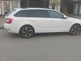 2018 Skoda Octavia III (A7) Рестайлинг, белый, 1850000 рублей, вид 3