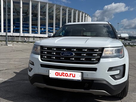 2017 Ford Explorer V Рестайлинг, белый, 2490000 рублей, вид 2