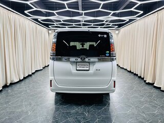 2018 Toyota Voxy III (R80) Рестайлинг, белый, 2199999 рублей, вид 5