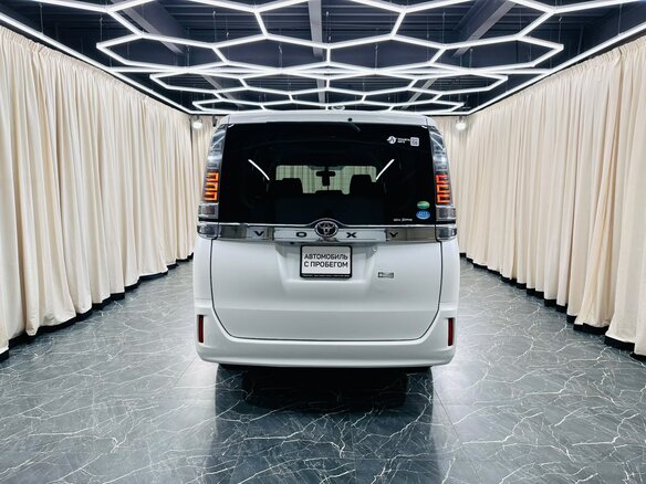 2018 Toyota Voxy III (R80) Рестайлинг, белый, 2199999 рублей - вид 5