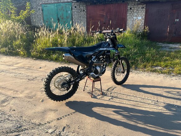 2025 Yamaha YZ250F, чёрный - вид 2