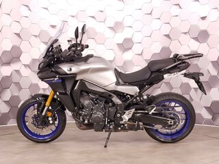 2021 Yamaha MT-09 Tracer (FJ-09), серебристый, 1277000 рублей, вид 4