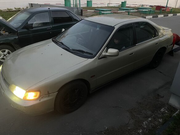1995 Honda Accord V, золотистый, 100000 рублей