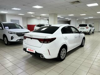 2021 Kia Rio IV Рестайлинг, белый, 1690000 рублей, вид 5
