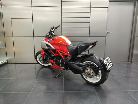 2013 Ducati Diavel, красный, 1000000 рублей, вид 4
