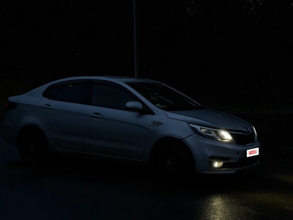 2015 Kia Rio III Рестайлинг, серебристый, 700000 рублей - вид 2
