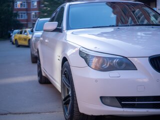 2009 BMW 5 серии 525xi V (E60/E61) Рестайлинг, белый, 1190000 рублей, вид 4