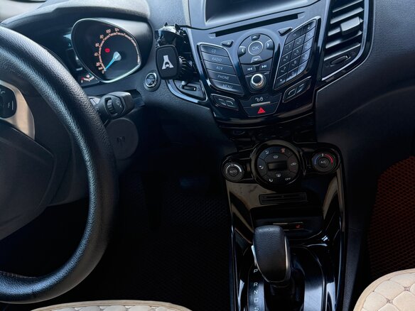 2015 Ford Fiesta Mk6 Рестайлинг, коричневый, 700000 рублей - вид 13