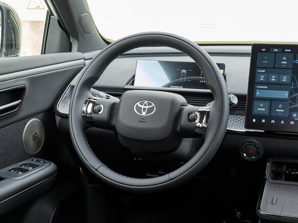2026 Toyota bZ3X 58.3 kWh, белый, 3286000 рублей - вид 18