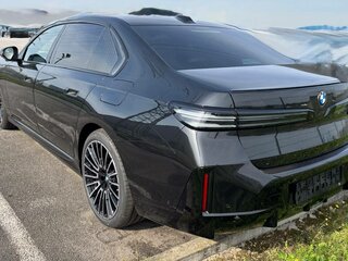 2026 BMW 7 серии 740 xDrive VII (G70) Рестайлинг, чёрный, 21900000 рублей, вид 2
