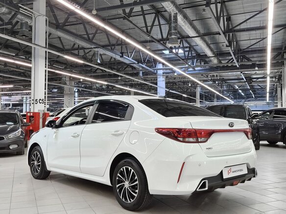 2020 Kia Rio IV Рестайлинг, белый, 1559000 рублей - вид 4