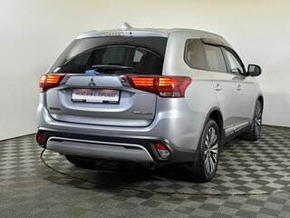 2018 Mitsubishi Outlander III Рестайлинг 2, серебристый, 1575000 рублей, вид 4