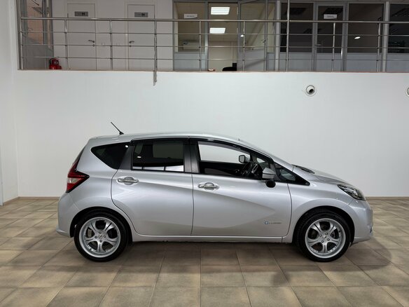 2020 Nissan Note e-Power II Рестайлинг, серебристый, 1300000 рублей - вид 4