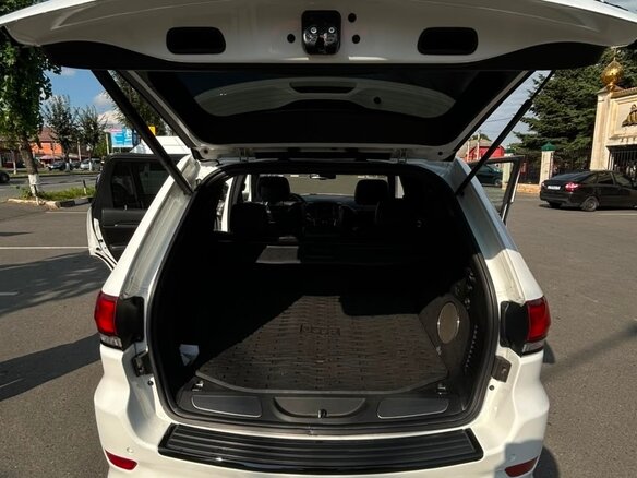 2013 Jeep Grand Cherokee SRT IV (WK2) Рестайлинг, белый - вид 8