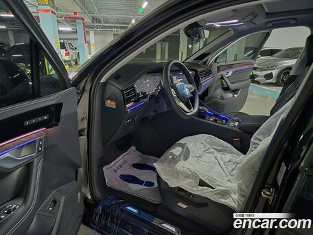 2026 Volkswagen Touareg III Рестайлинг, коричневый, 12673000 рублей, вид 5