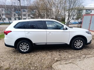 2015 Mitsubishi Outlander III Рестайлинг 2, белый, 1685000 рублей, вид 4