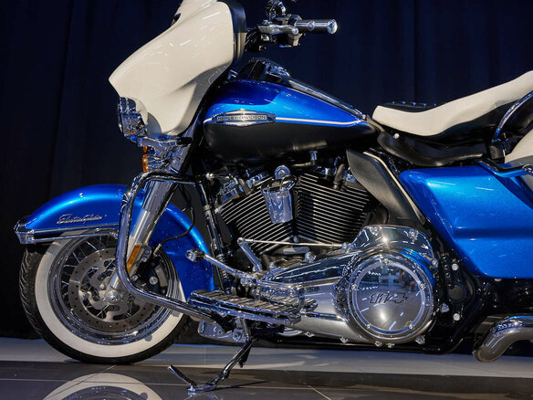 2021 Harley-Davidson Electra Glide Revival, голубой, 2750000 рублей - вид 35