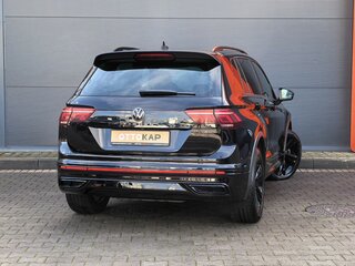 2021 Volkswagen Tiguan II Рестайлинг, чёрный, 3799000 рублей, вид 4