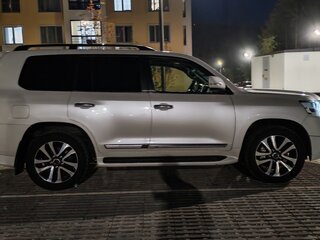 2019 Toyota Land Cruiser 200 Series Рестайлинг 2, белый, 5500000 рублей, вид 4