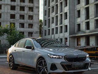 2026 BMW 5 серии 530i VIII (G60/G61/G68), серый, 7140000 рублей, вид 4