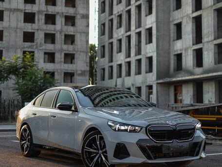 2026 BMW 5 серии 530i VIII (G60/G61/G68), серый, 7140000 рублей, вид 4