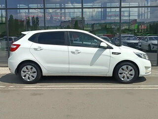 2014 Kia Rio III, белый, 555000 рублей, вид 3