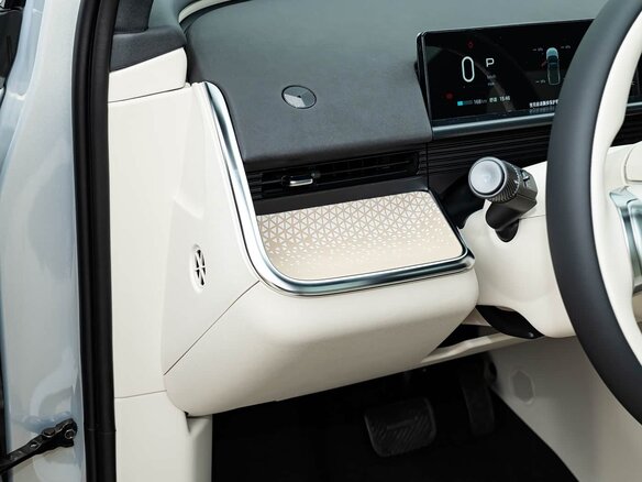 2026 Toyota bZ3X 58.3 kWh, серебристый, 2630003 рублей - вид 12