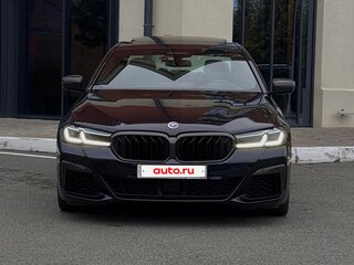 2021 BMW 5 серии M550i xDrive VII (G30/G31/G38) Рестайлинг, синий, 7548000 рублей, вид 3
