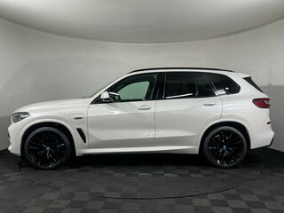 2022 BMW X5 45e IV (G05/G18), белый, 8699000 рублей, вид 5