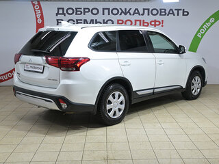 2019 Mitsubishi Outlander III Рестайлинг 3, белый, 1890000 рублей, вид 3