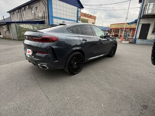 2021 BMW X6 40i III (G06), серый, 6500000 рублей, вид 3