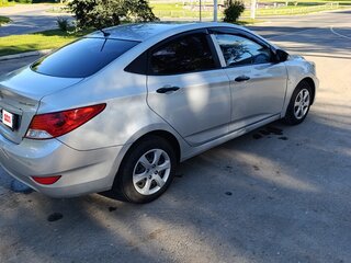 2013 Hyundai Solaris I, серебристый, 650000 рублей, вид 2