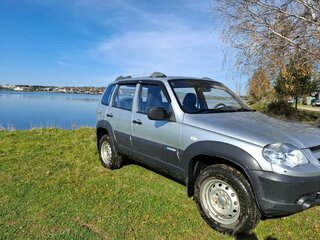 2011 Chevrolet Niva I Рестайлинг, серебристый, 440000 рублей, вид 2