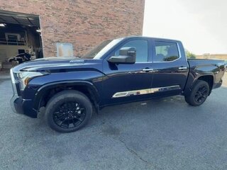 2025 Toyota Tundra CrewMax III, чёрный, 8550550 рублей, вид 3