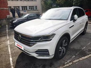 2020 Volkswagen Touareg III, белый, 4600000 рублей, вид 4