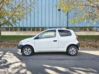 2001 Toyota Vitz I (P10), белый, 290000 рублей, вид 1