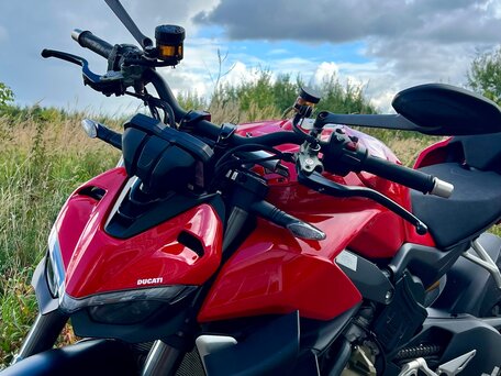 2022 Ducati Streetfighter V4, красный, 2350000 рублей, вид 2