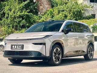 2025 Toyota bZ3X 58.3 kWh, серебристый, 2620000 рублей, вид 3