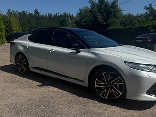2020 Toyota Camry VIII (XV70), белый, 4350000 рублей, вид 3