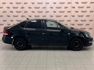 2017 Volkswagen Polo V Рестайлинг, чёрный, 879000 рублей, вид 4