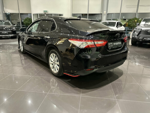 2020 Toyota Camry VIII (XV70), чёрный, 3670000 рублей - вид 6