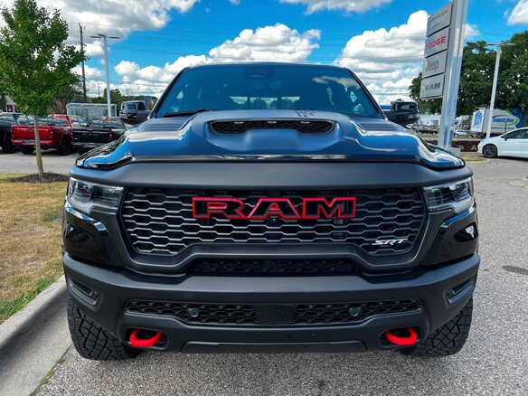 2026 Ram 1500 TRX SRT V Рестайлинг, чёрный - вид 3