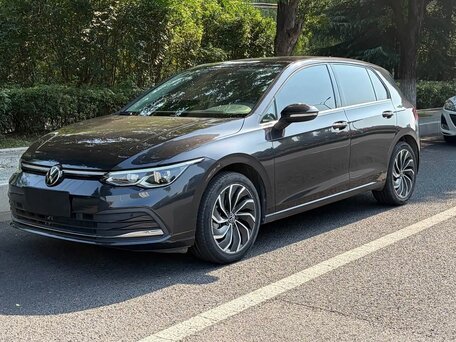 2023 Volkswagen Golf VIII, серый, 1870000 рублей, вид 2