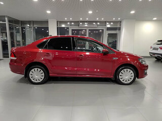 2017 Volkswagen Polo V Рестайлинг, красный, 939000 рублей, вид 4