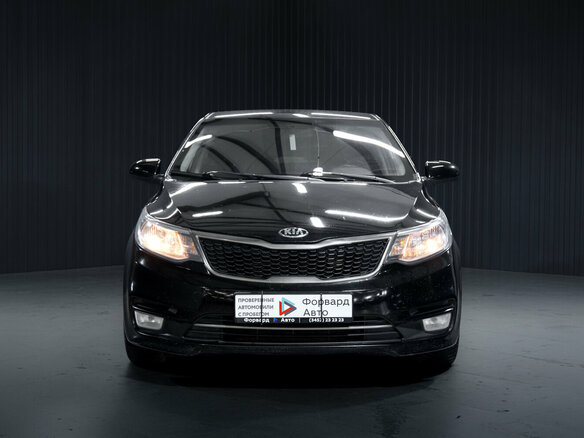 2015 Kia Rio III Рестайлинг, чёрный, 900000 рублей - вид 1