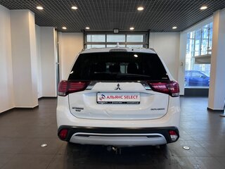 2019 Mitsubishi Outlander III Рестайлинг 3, белый, 2291000 рублей, вид 4