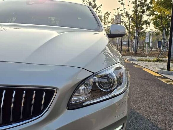 2018 Volvo S60 II Рестайлинг, золотистый, 1370000 рублей - вид 2